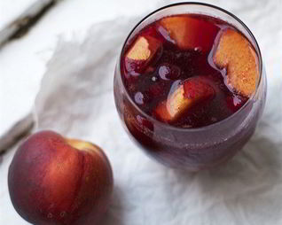 Вино красное с фруктами