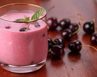 Вишневый коктейль с творогом