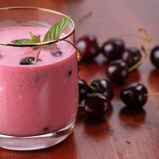 Вишневый коктейль с творогом