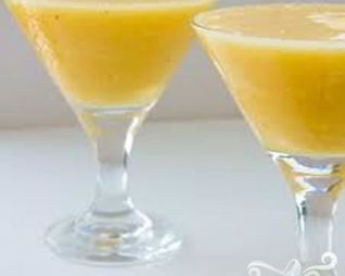 Витаминный напиток из ананаса и банана