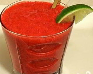 Витаминный напиток из свеклы, клубники и батата