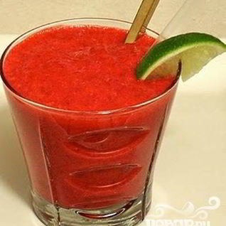 Витаминный напиток из свеклы, клубники и батата