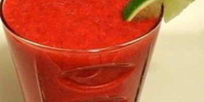 витаминный напиток из свеклы, клубники и батата