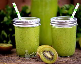 Зеленый коктейль из сельдерея со щавелем