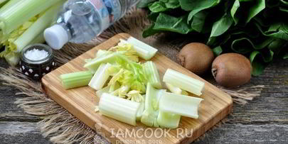 зеленый коктейль из сельдерея со щавелем