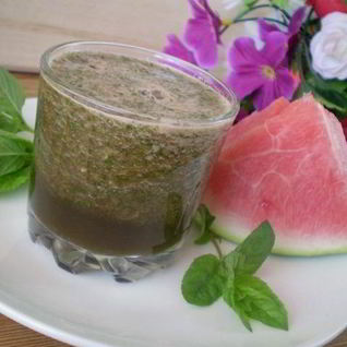 Зеленый коктейль с арбузом