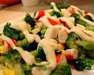 Крабовый салат с брокколи