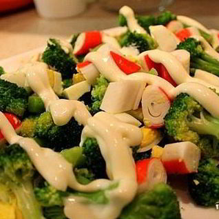 Крабовый салат с брокколи