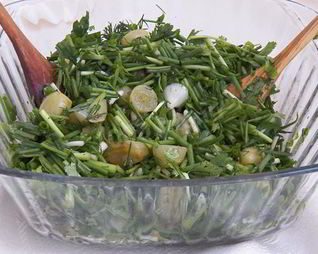 Необычный салат с маринованным виноградом и зеленым луком