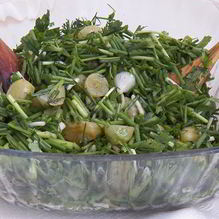 Рецепт Необычный салат с маринованным виноградом и зеленым луком