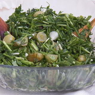 Необычный салат с маринованным виноградом и зеленым луком