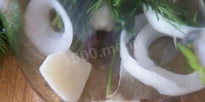 необычный салат с маринованным виноградом и зеленым луком