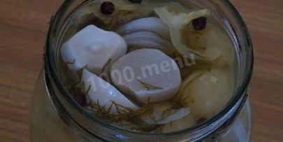 необычный салат с маринованным виноградом и зеленым луком