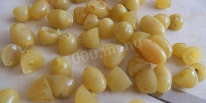 необычный салат с маринованным виноградом и зеленым луком