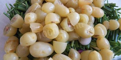 необычный салат с маринованным виноградом и зеленым луком