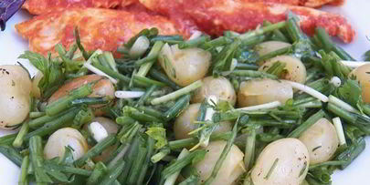 необычный салат с маринованным виноградом и зеленым луком