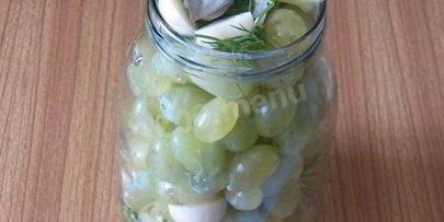 необычный салат с маринованным виноградом и зеленым луком
