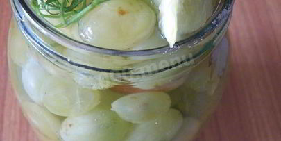 необычный салат с маринованным виноградом и зеленым луком