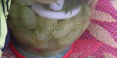 необычный салат с маринованным виноградом и зеленым луком