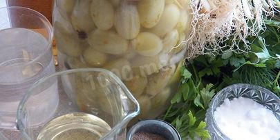 необычный салат с маринованным виноградом и зеленым луком