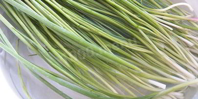 необычный салат с маринованным виноградом и зеленым луком