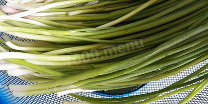 необычный салат с маринованным виноградом и зеленым луком