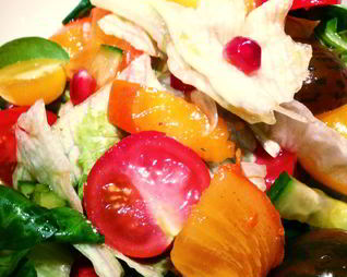 Овощной салат с хурмой