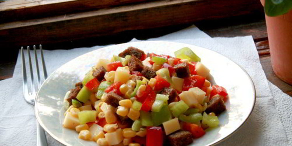 Рецепт пестрый салат из перца, сыра и кукурузы