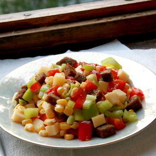 Пестрый салат из перца, сыра и кукурузы