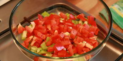 пестрый салат из перца, сыра и кукурузы