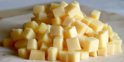 пестрый салат из перца, сыра и кукурузы