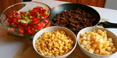 пестрый салат из перца, сыра и кукурузы