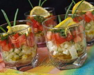 Порционный салат с тунцом и помидорами