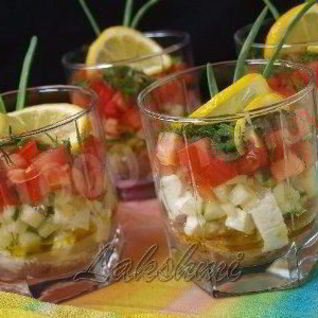 Порционный салат с тунцом и помидорами