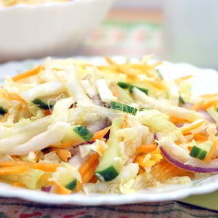 Простой салат из пекинской капусты