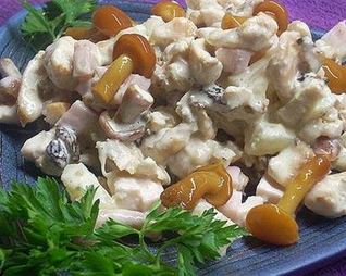 Простой салат с грибами и овощами