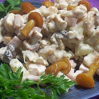 Простой салат с грибами и овощами