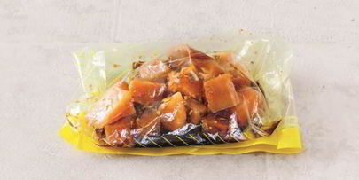 рисовый азиатский салат с теплым лососем