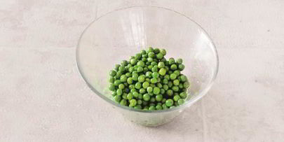 рисовый азиатский салат с теплым лососем