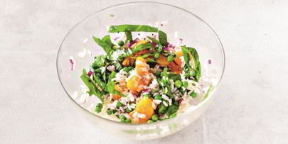 рисовый азиатский салат с теплым лососем