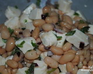 Салат из домашнего сыра и фасоли