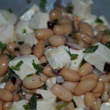 Рецепт Салат из домашнего сыра и фасоли