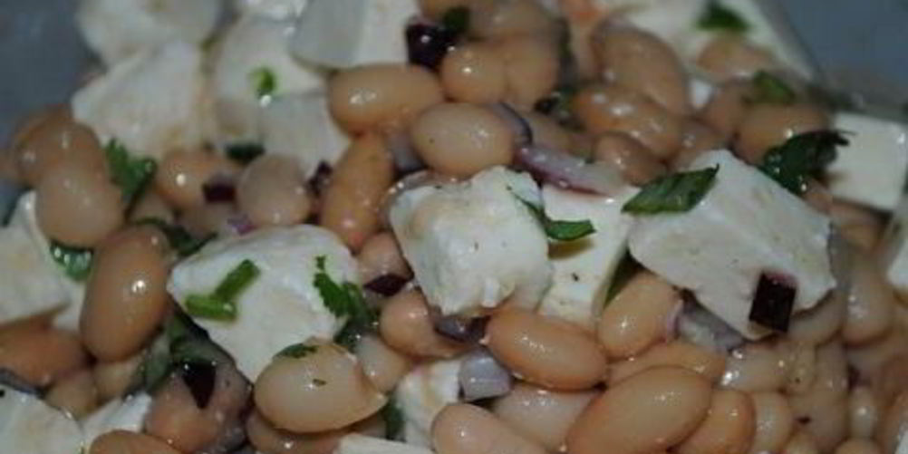Рецепт салат из домашнего сыра и фасоли