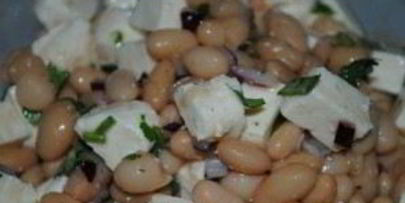салат из домашнего сыра и фасоли