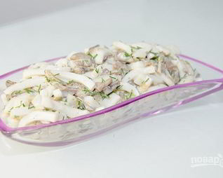 Салат из кальмаров и грибов