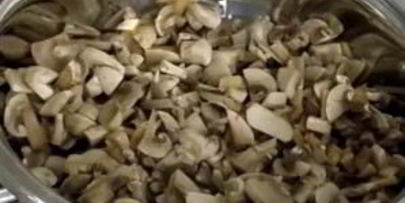 салат из кальмаров и грибов