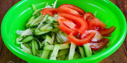 салат из капусты, огурцов и помидоров