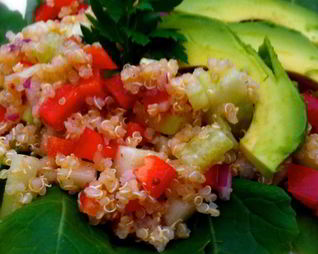 Салат из киноа, капусты кале и авокадо