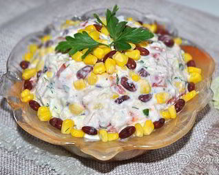 Салат из курицы, фасоли и овощей с йогуртом