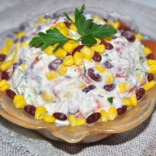 Салат из курицы, фасоли и овощей с йогуртом